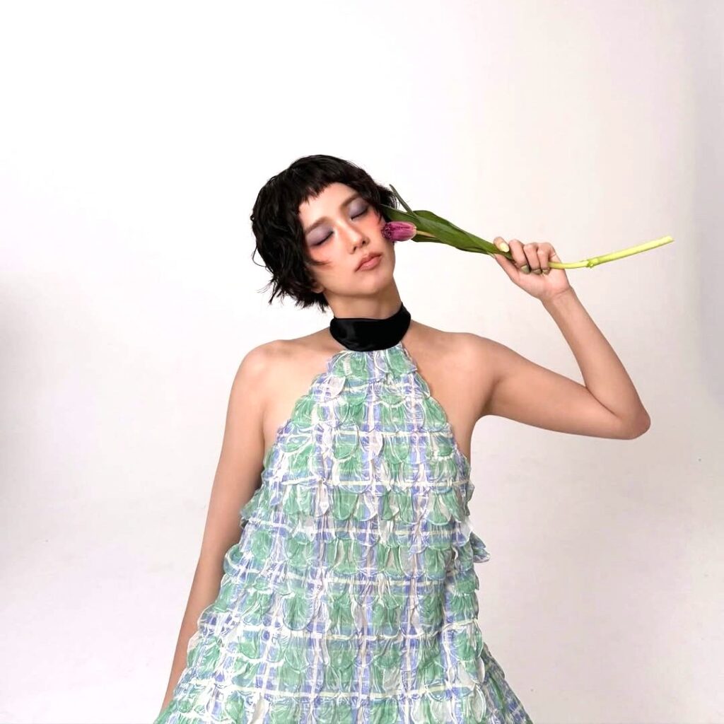 Gaya rambut baru Jisoo menghadirkan atmosfer high-fashion yang khas dari kampanye rumah mode Prancis.