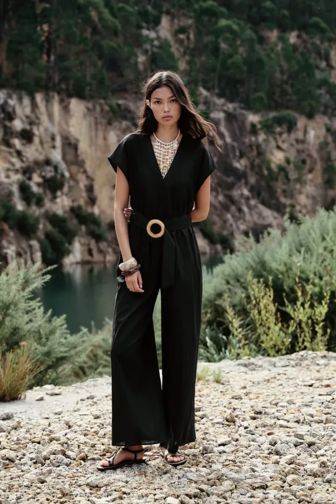 Jumpsuit adalah outfit one-piece dengan bawahan berupa celana panjang. 