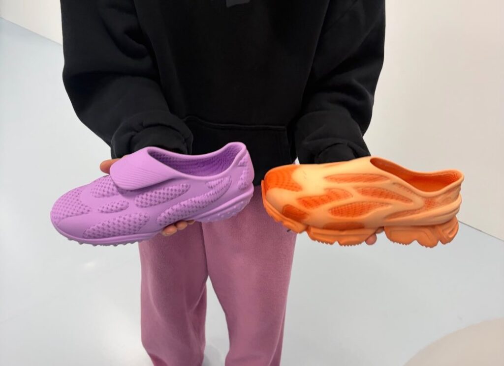 Peluncuran sneakers ini tidak hanya menarik perhatian penggemar Bieber, tetapi juga komunitas sneakerhead internasional.