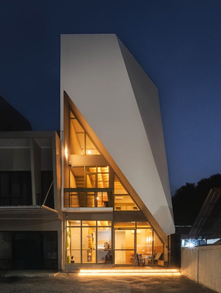 Delution merancang fasad dengan geometri segitiga yang tegas dan minimalis.