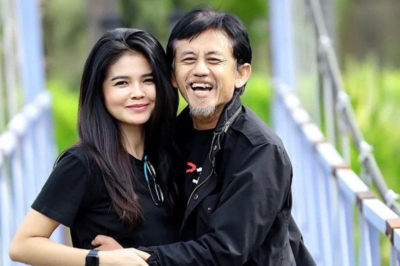 Salah satu momen yang selalu dikenang adalah ketika Epy datang membawa banyak barang berwarna biru muda, warna favorit Karina