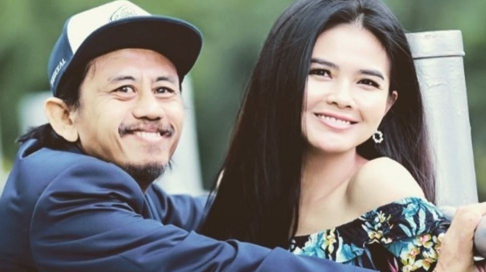 Semua berawal di lokasi syuting sitkom Kejar Kusnady. Saat itu Karina Ranau masih menjadi figuran, sementara Epy Kusnandar sudah dikenal sebagai aktor.