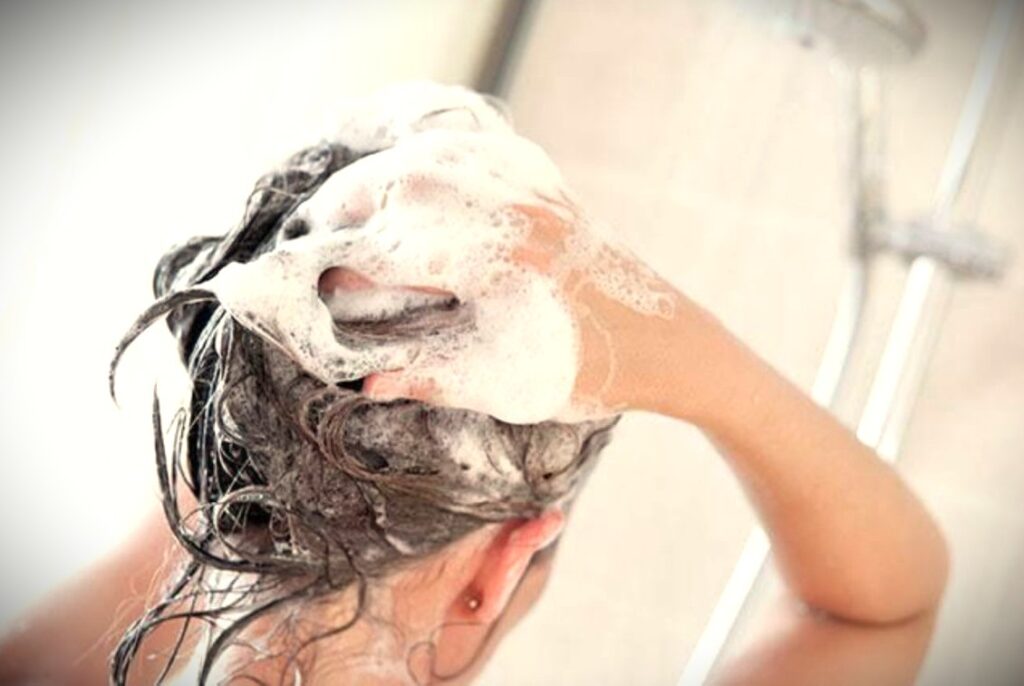 Ilustrasi melakukan keramas