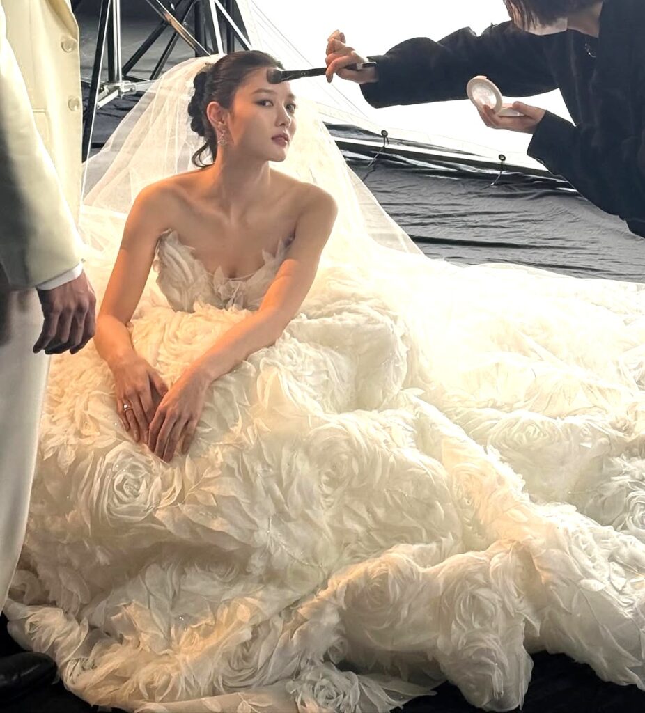 Foto-foto Kim Yoo Jung dalam gaun pengantin langsung viral di media sosial. Banyak penggemar yang memuji kecantikannya
