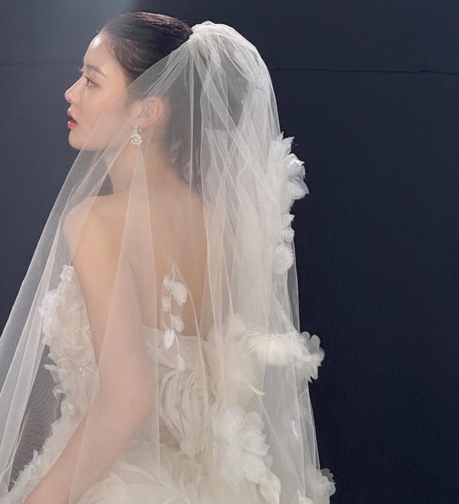 Kim Yoo Jung berperan sebagai tokoh utama yang harus menjalani pernikahan dengan sosok psikopat, diperankan oleh Hong Jong Hyun.