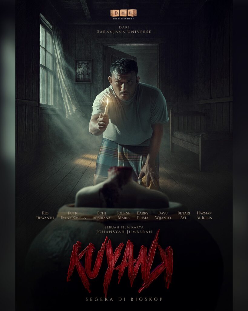 Official poster film ini mempertegas identitasnya sebagai horror folklore yang kelam dan penuh psikologis.