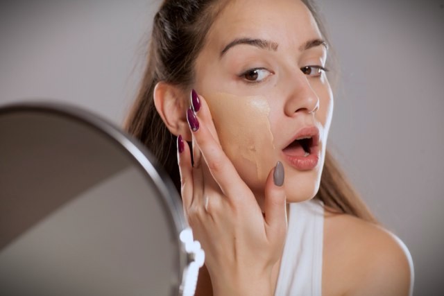 Ilustrasi makeup cakey