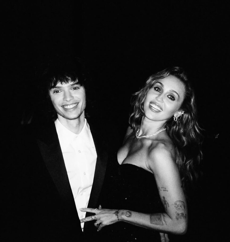 Miley sendiri mengungkapkan bahwa ia sangat terkejut dengan lamaran Morando, menyebut sang tunangan “did good” dalam memilih cincin.