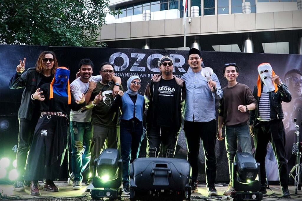 Melengkapi spektrum emosi yang ada, hadir lagu ikonik "Kuning" dari Marky Najoan (anggota band Rumah Sakit).