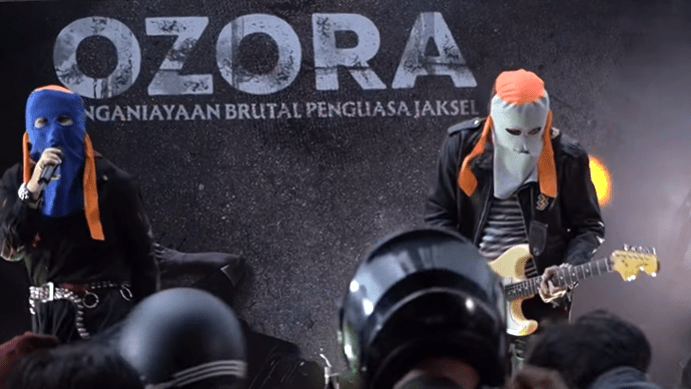 Sutradara Anggy Umbara membuat keputusan berani dengan memasukkan lagu punk kontroversial "Bayar, Bayar, Bayar" dari Sukatani.