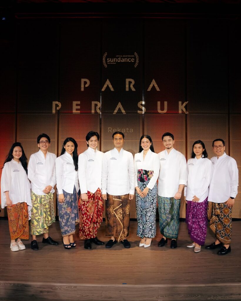 Sementara itu, Maudy Ayunda yang memerankan Laksmi dilamar dengan doodle romantis.