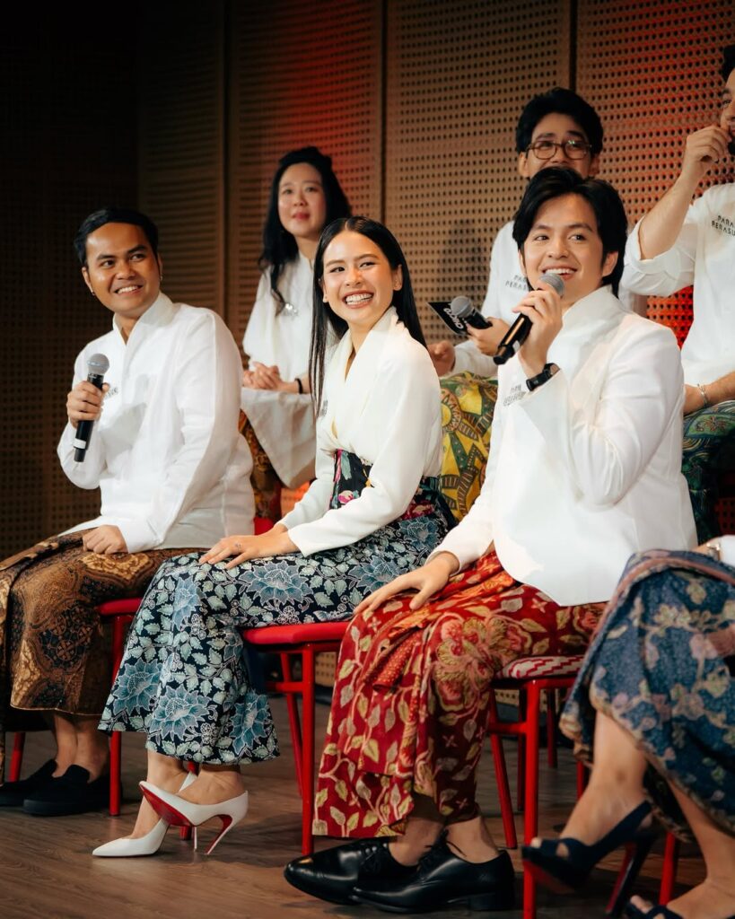 Angga Yunanda, yang berperan sebagai Bayu, menerima “pinangan” Wregas lewat sebuah surat cinta.