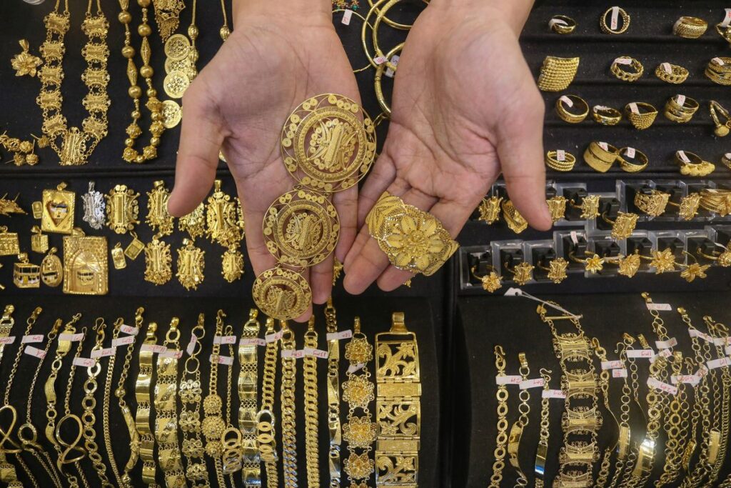 Berbeda dengan emas batangan, perhiasan emas memiliki nilai tambah berupa keindahan dan fungsi sebagai aksesori.