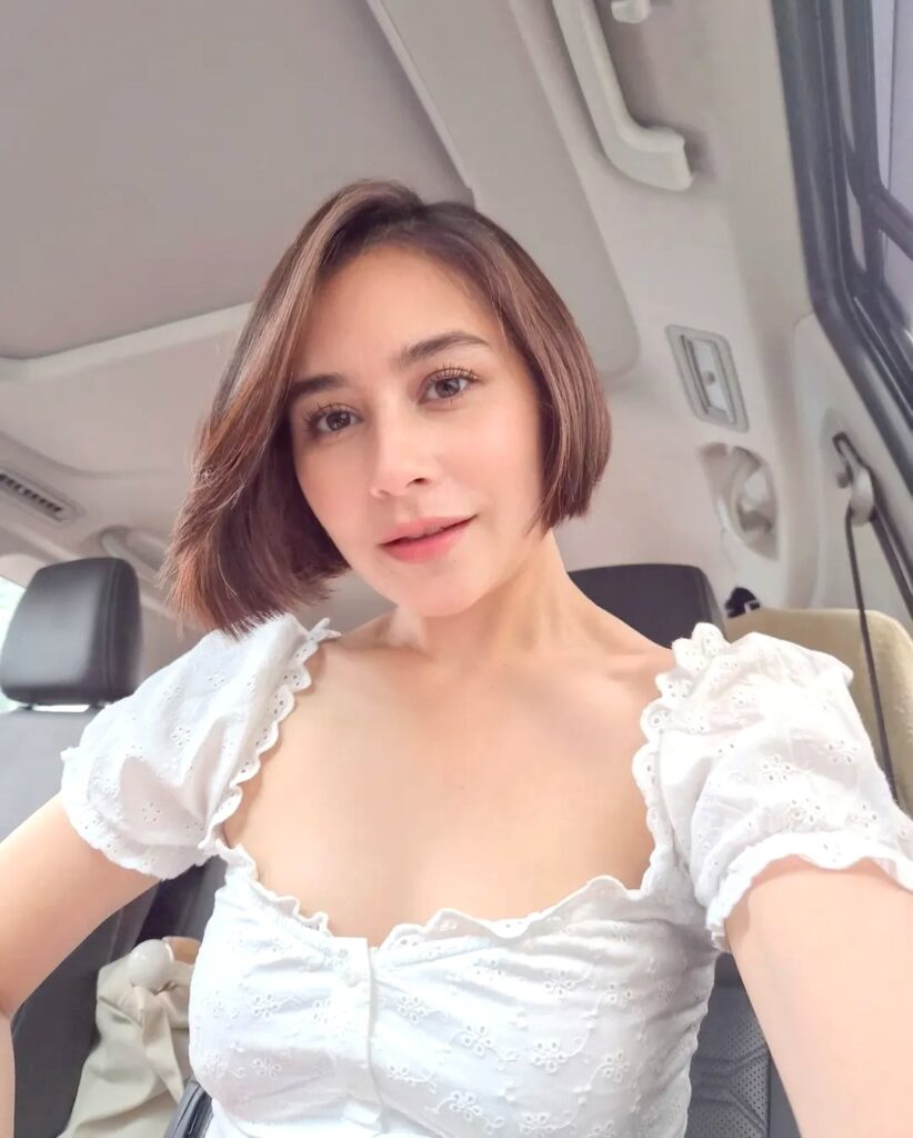 Prilly Latuconsina menjadi salah satu contoh bagaimana perubahan sederhana pada rambut dapat memberikan dampak besar pada penampilan