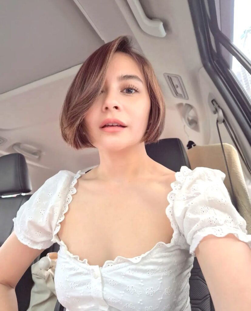 Penampilan baru ini seolah menegaskan bahwa Prilly tidak takut mencoba hal-hal baru untuk memperkuat citra dirinya sebagai aktris muda yang dinamis.