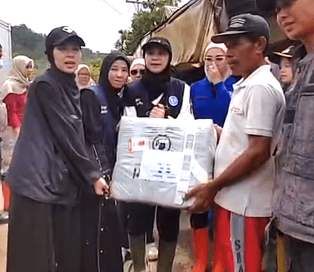 Melalui unggahan di Instagram, Ratna Galih berama Natasha Rizki dan Dian Ayu tampak berada di daerah terdampak bencana. 