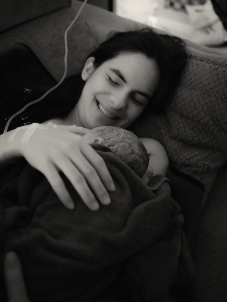 Dalam potret tersebut, Steffi tampak memeluk sang buah hati dengan senyum semringah, sementara Nino mengecup dahi istrinya penuh kasih.