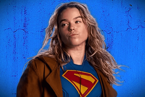 Supergirl diperankan oleh Milly Alcock