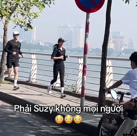Suzy tampak berolahraga tanpa masker sehingga mudah dikenali, sementara Kim Seon Ho berada di belakangnya