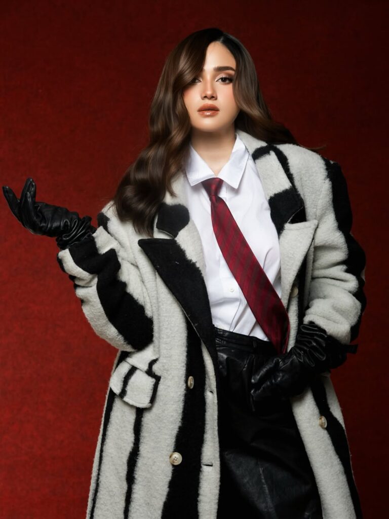 Syifa tampil bak seorang girlboss dengan aura percaya diri yang kuat.