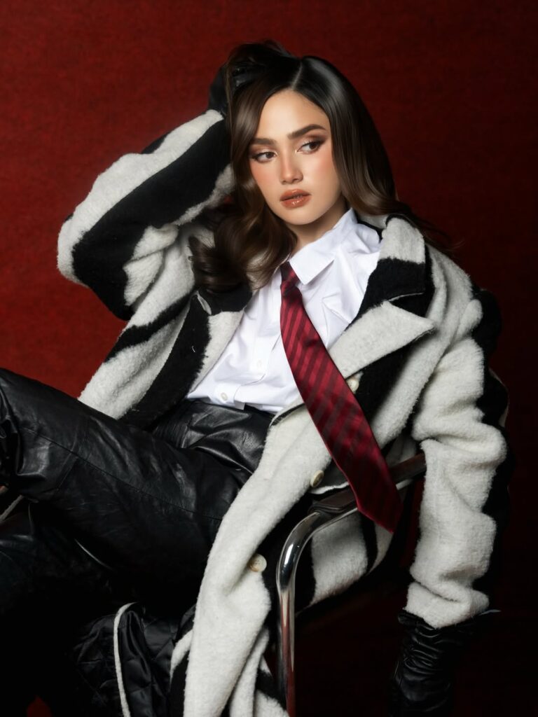 Penampilan Syifa dengan long coat berdasi seolah menegaskan transformasinya sebagai aktris muda yang semakin matang.