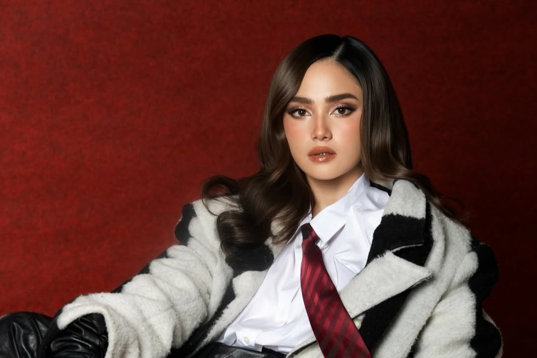 Syifa Hadju tammpil bold dengan long coat