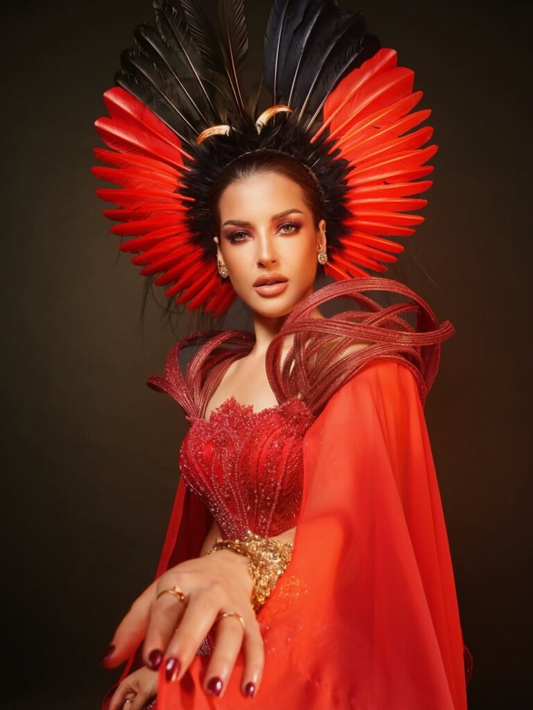 Eye makeup bernuansa merah gelap dan hitam tampak tajam di bawah pencahayaan venue