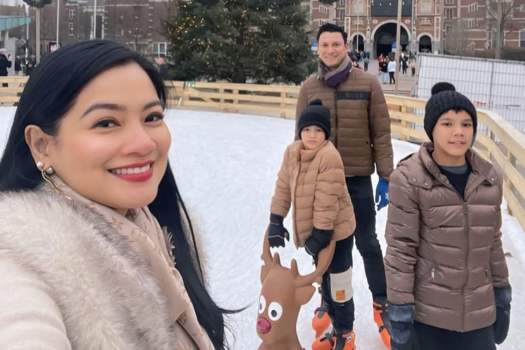 Titi Kamal bersama keluarga liburan ke Amsterdam