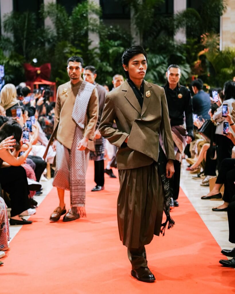 Dalam peragaan busana, Tobatenun menampilkan berbagai koleksi tenun Batak dengan sentuhan modern.