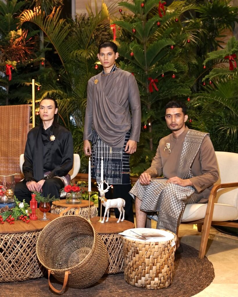 Bagian paling penting dari acara Mauliate adalah lelang koleksi tenun Batak. 