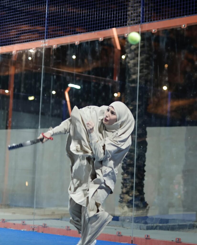 Unggahan Tyas dan Tezi langsung dibanjiri komentar dari penggemar. Ada yang mengungkapkan rasa kagum karena Tyas tetap terlihat stylish meski tampil sederhana.