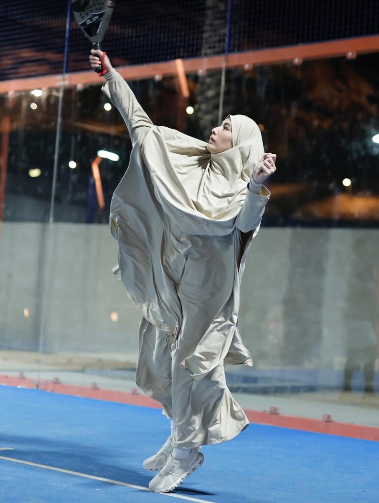 Netizen pun menilai penampilannya sebagai inspirasi bagi perempuan berhijab yang ingin tetap menjaga kesehatan dan kebugaran tanpa meninggalkan nilai kesantunan.