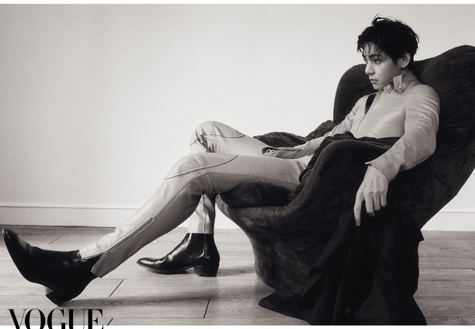 Wajah V menghiasi sampul Vogue Japan dengan dua versi berbeda, standar dan edisi khusus. 