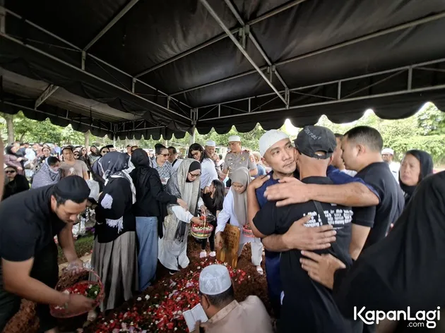 Prosesi pemakaman Yaya Moektio di TPU Jeruk Purut berlangsung khidmat.