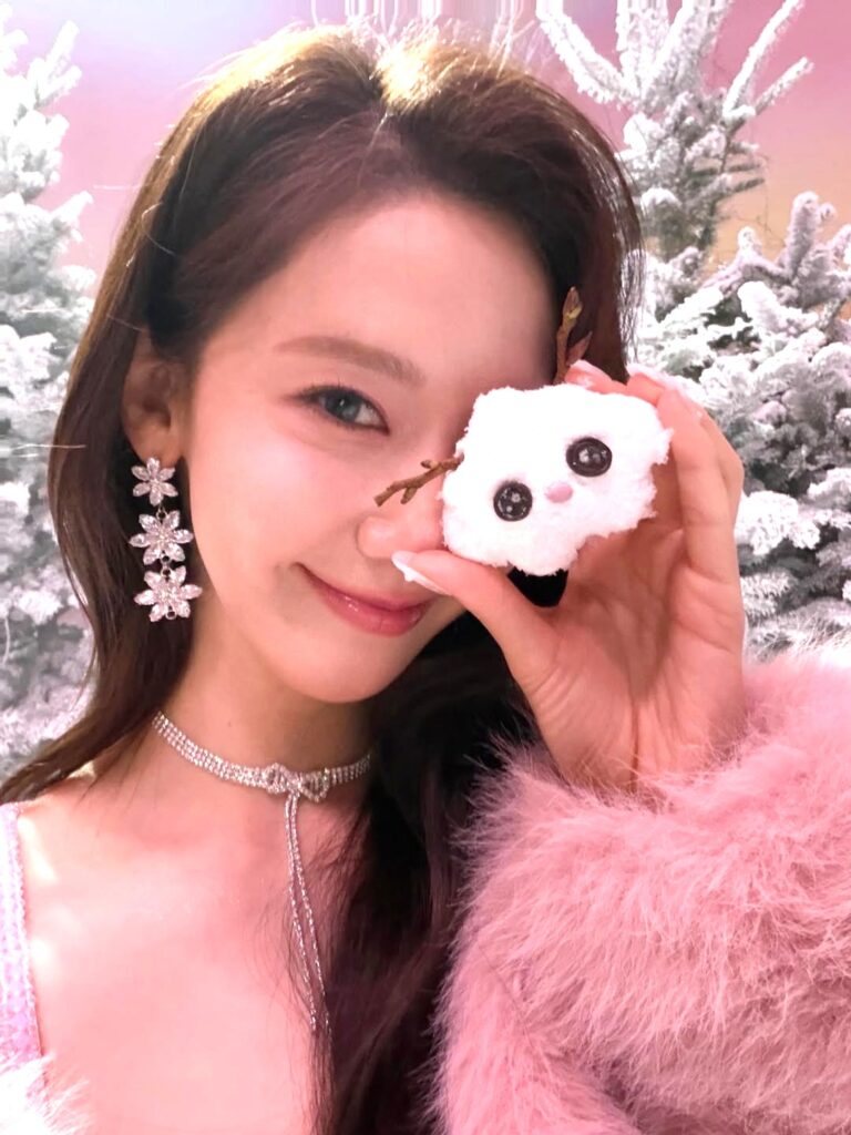 Serangkaian foto promosi yang dirilis memperlihatkan Yoona dengan gaya bak dewi musim dingin.