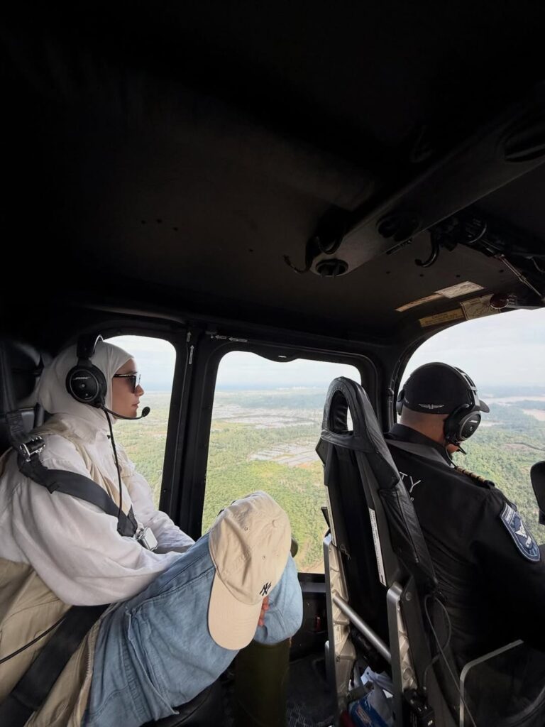 Dari atas helikopter, ia menyaksikan kondisi pemukiman warga yang rata dengan lumpur serta bukit yang terbelah akibat longsor.