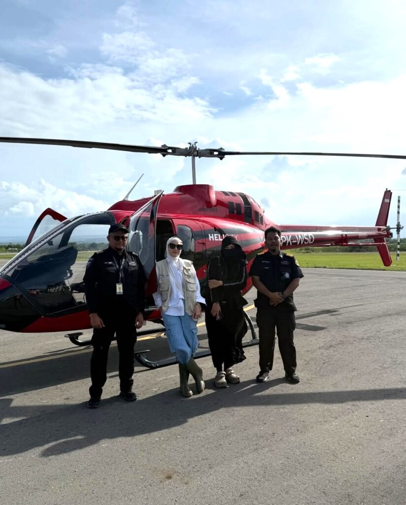Mereka menyerahkan bantuan berupa kebutuhan utama bagi warga yang masih bertahan di lokasi.