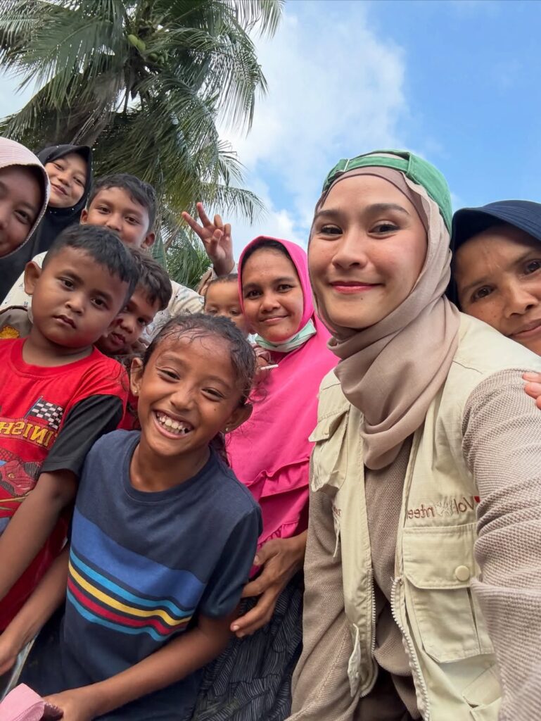 Selebritas Zaskia Adya Mecca dan Teuku Wisnu turut menunjukkan kepedulian mereka. 