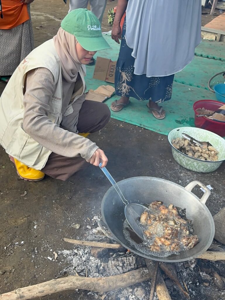 Tidak hanya menyalurkan bantuan, Zaskia juga terjun langsung ke dapur umum. 