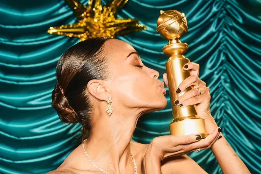 Zoe Saldana saat mendapatkan penghargaan di Golden Globes