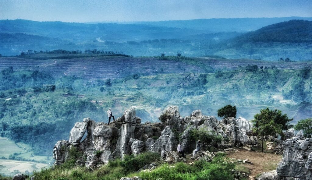 Karst Citatah yang terletak di Kecamatan Cipatat, Bandung Barat, dikenal sebagai kawasan wisata alam dengan tebing kapur menjulang tinggi.