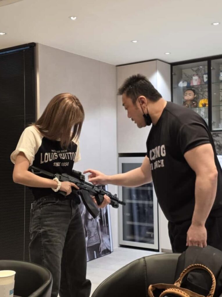 Ma Dong-seok memberikan latihan kepada Lisa BLACKPINK untuk menggunakan senjata.