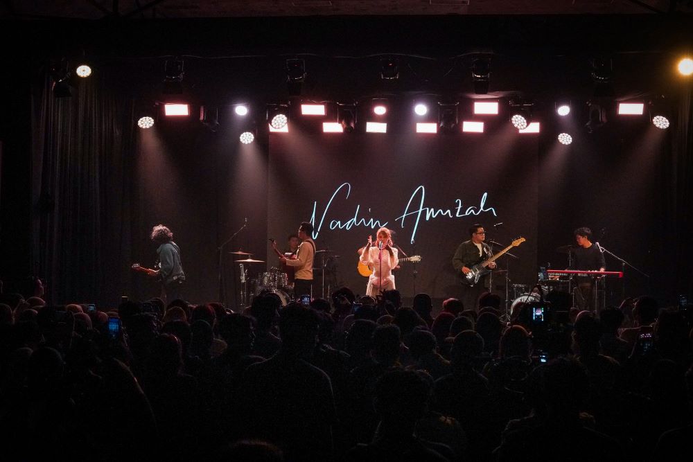 Di atas panggung, Nadin Amizah tampil memikat dengan membawakan lagu-lagu andalannya seperti Rayuan Perempuan Gila, Berpayung Tuhan, dan Semua Aku Dirayakan.