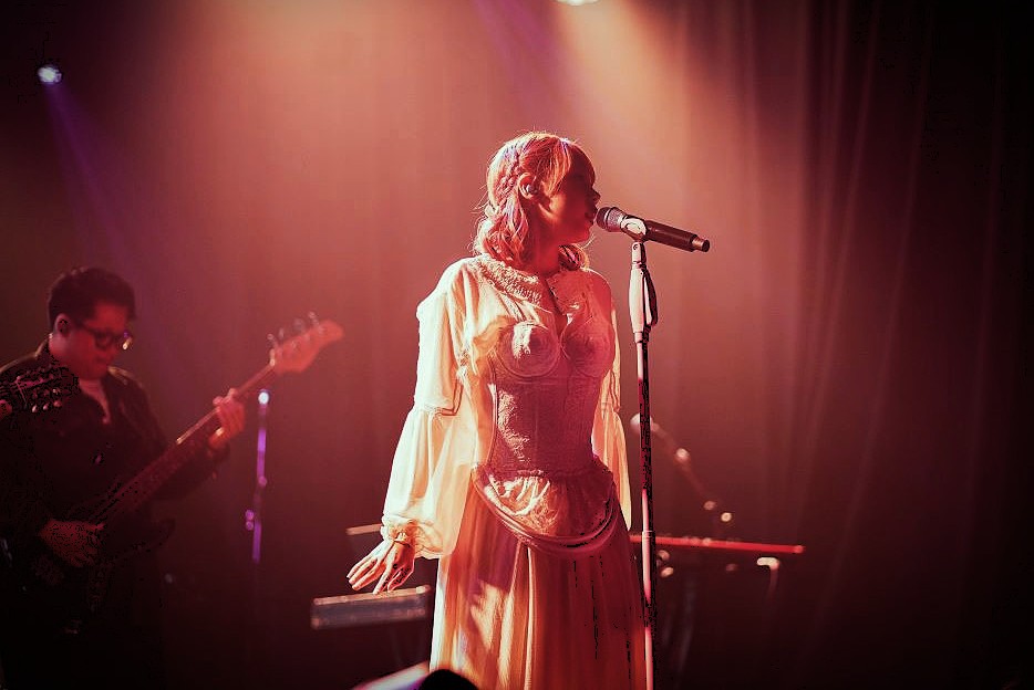 Nadin Amizah perform di Anti Garing Show Vol. 2