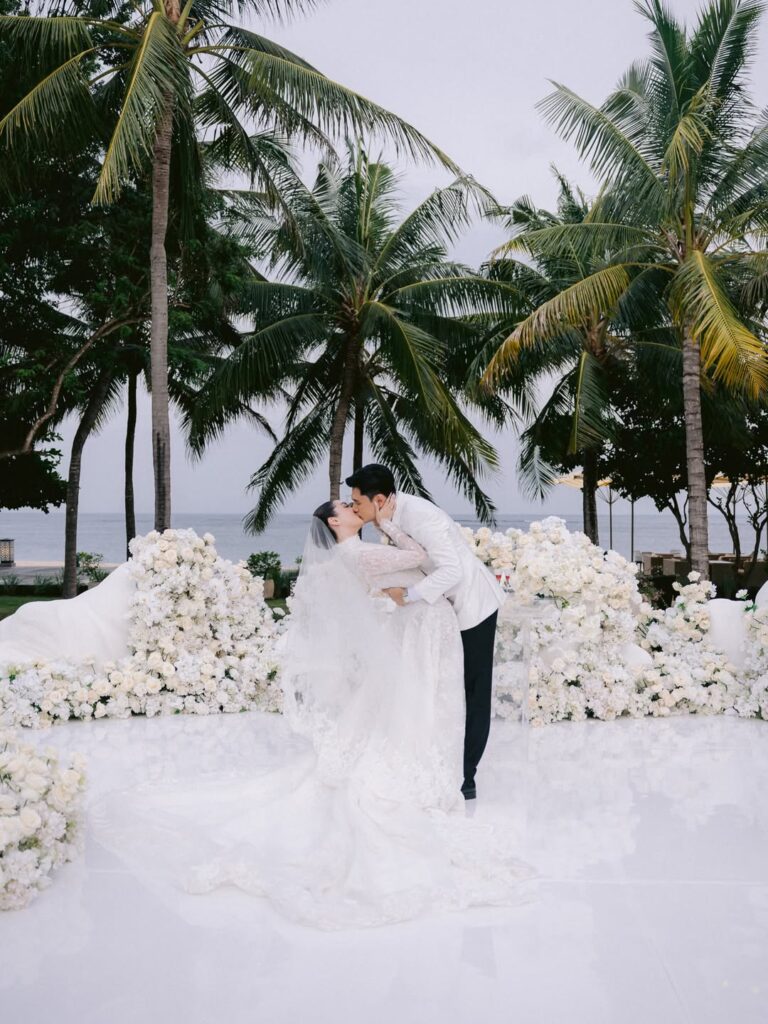 Rayn menyampaikan janji pernikahan yang penuh makna kepada Ranty. Ia menyebut sang istri sebagai sosok tulus, setia, dan rendah hati.