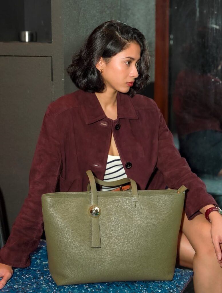 Pesona dan kemampuan akting yang matang, menjadikan Aghniny Haque sebagai salah satu aktris muda yang konsisten menghadirkan karya