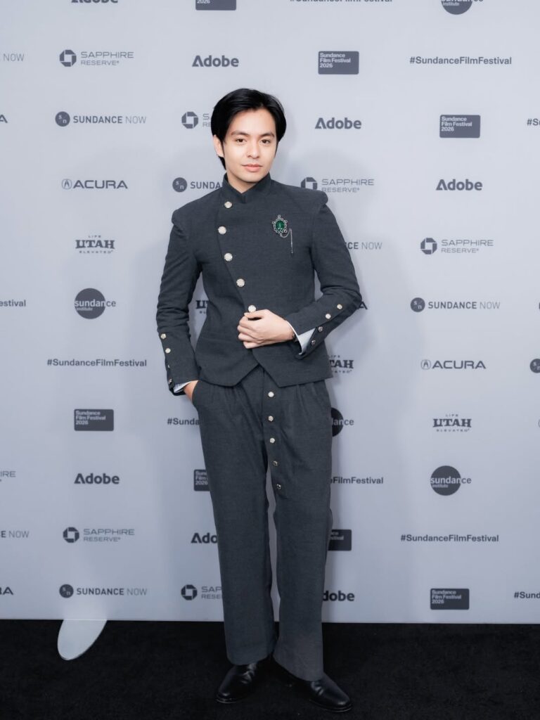 Dalam penampilannya, Angga mengenakan setelan formal dengan sentuhan modern yang membuatnya terlihat stylish sekaligus berkelas