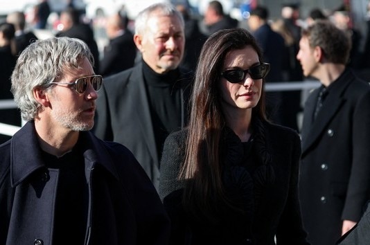 Anne Hathaway hadir bersama sang suami dengan mengenakan mantel beraksen ruffle dan kacamata hitam