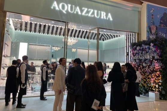 Butik Aquazzura di Pacific Place tampil dengan interior bernuansa biru muda yang minimalis namun tetap stylish.