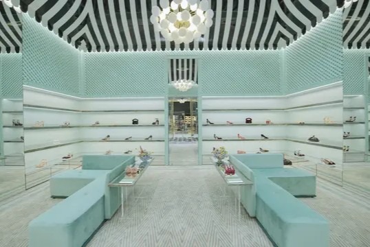 Untuk musim Spring/Summer 2026, Eduardo Osorio menghadirkan koleksi bertema “alegria” yang terinspirasi dari budaya Brasil.